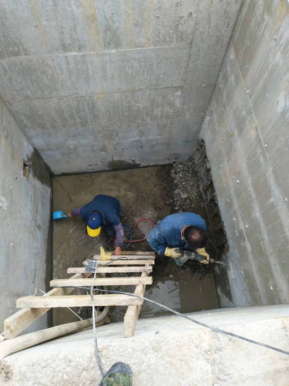 吕梁离石区水池堵漏